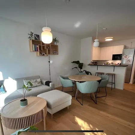 Naehe Messe: Zentrale Wohnung Mit Balkon Und Loggia